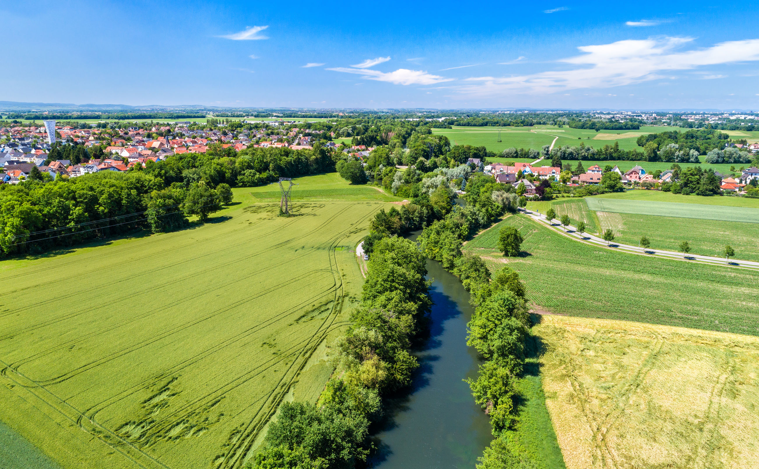 Panorama aérien de l'Ill entre Fegersheim et Eschau près de Strasbourg - Grand Est, France © Leonid Andronov